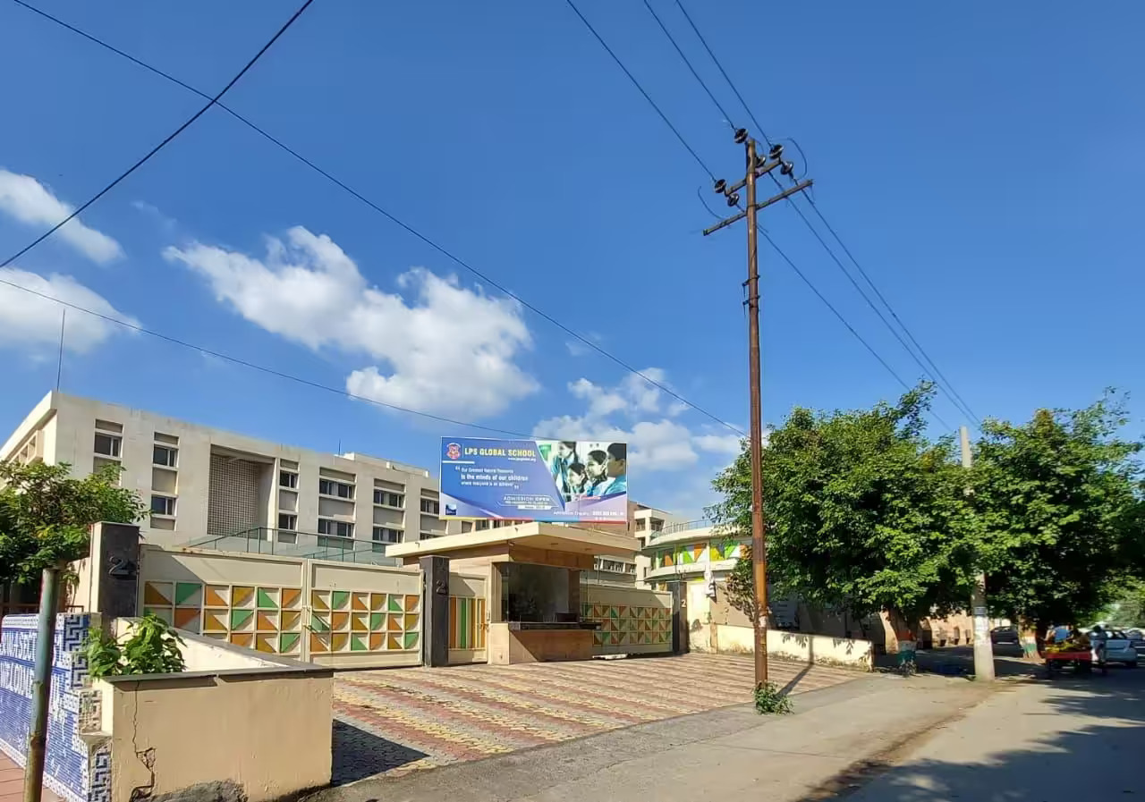 2 BHK 950 Sqft House